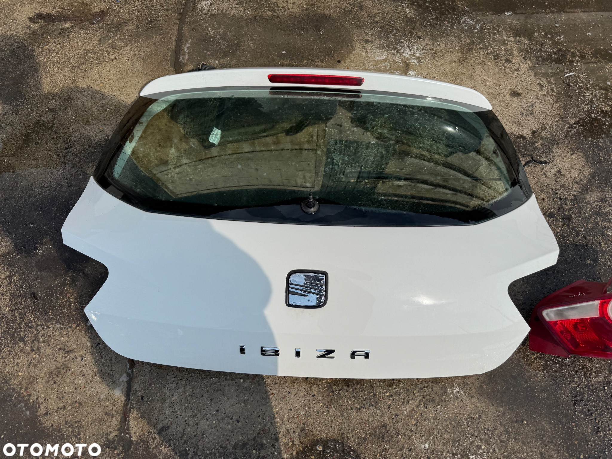 Seat ibiza 4 biały biała  Klapa tył tylnia klapa bagażnika-500zl  Lampa tył tylnia prawa -100zl  Zderzak tył tylni biały -250zl  Węże klimatyzacji -250zl   Szybka wysyłka paragon faktura  Klapa bagażnika - 2