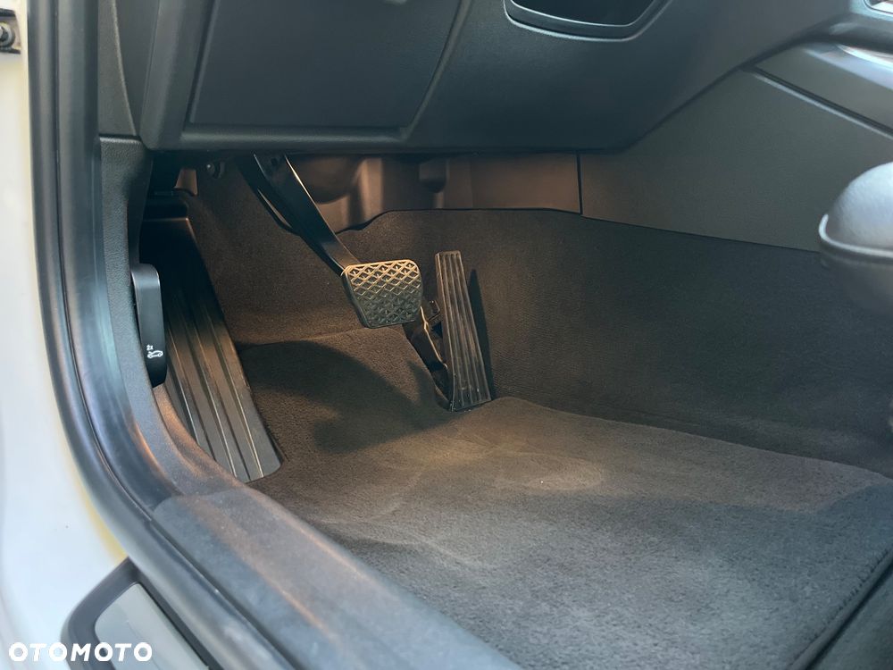 BMW Seria 3 330i - 22
