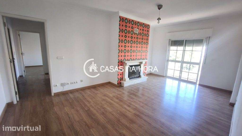 Apartamento T2 - Próximo à Escola Leal da Câmara / Rio de Mouro - Grande imagem: 3/30
