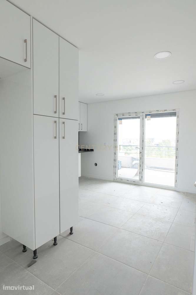 T1 Duplex com Varandas, Parqueamento e Arrecadação em Condomínio Priva - Grande imagem: 2/24