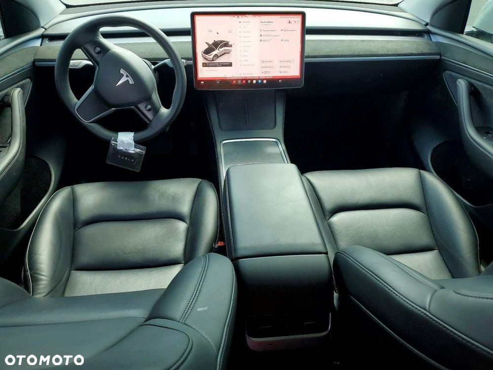 Tesla Model Y - 8