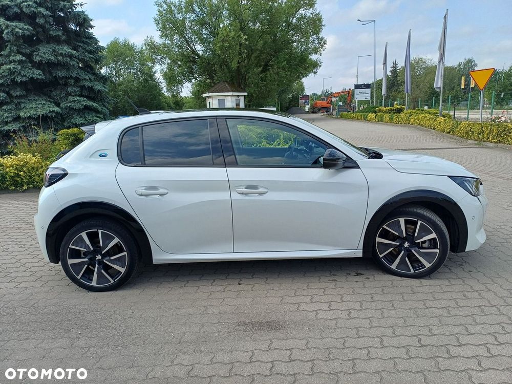 Peugeot 208 - 8