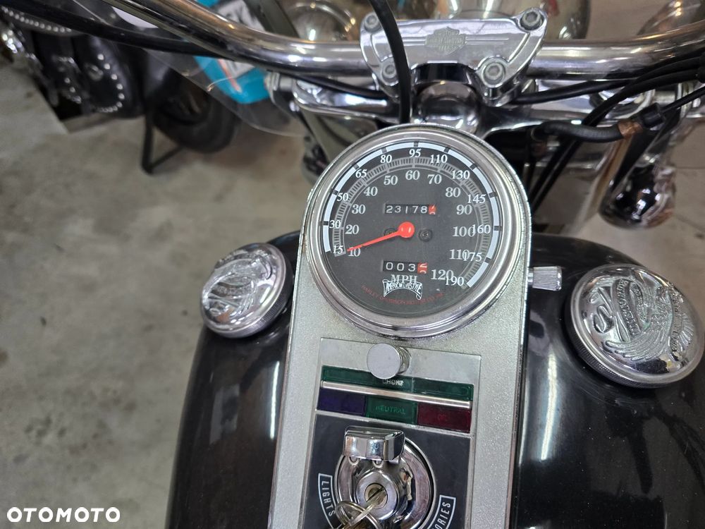 Harley-Davidson Softail Heritage Classic - 19