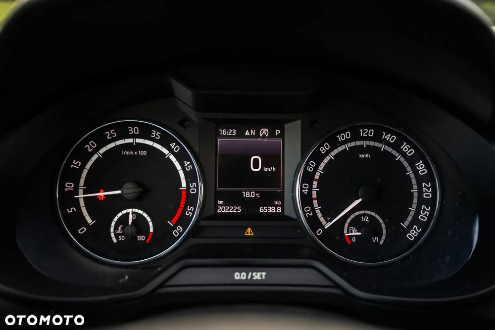 Skoda Octavia 2.0 TDI DSG RS - 28