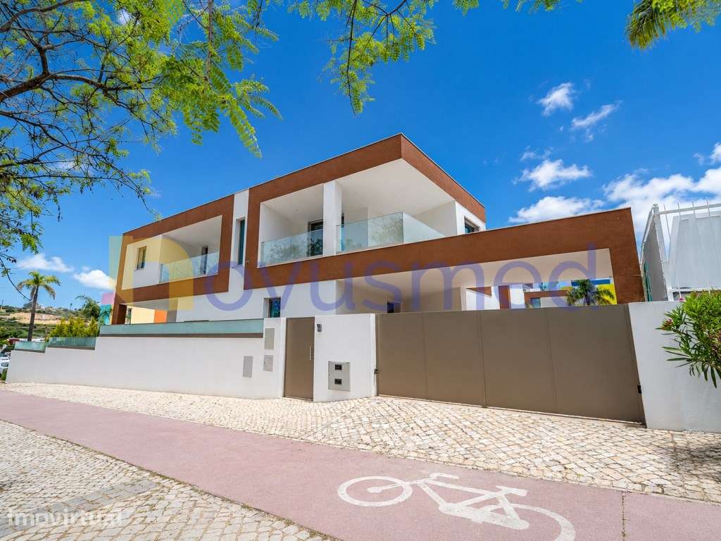 Moradia T3 de luxo, piscina com borda infinita na Marina de Albufeira - Grande imagem: 4/41
