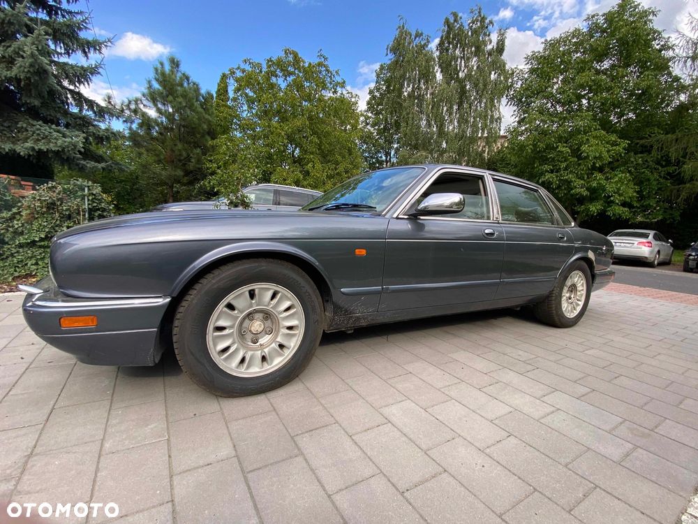 Jaguar Daimler Double Six - 2