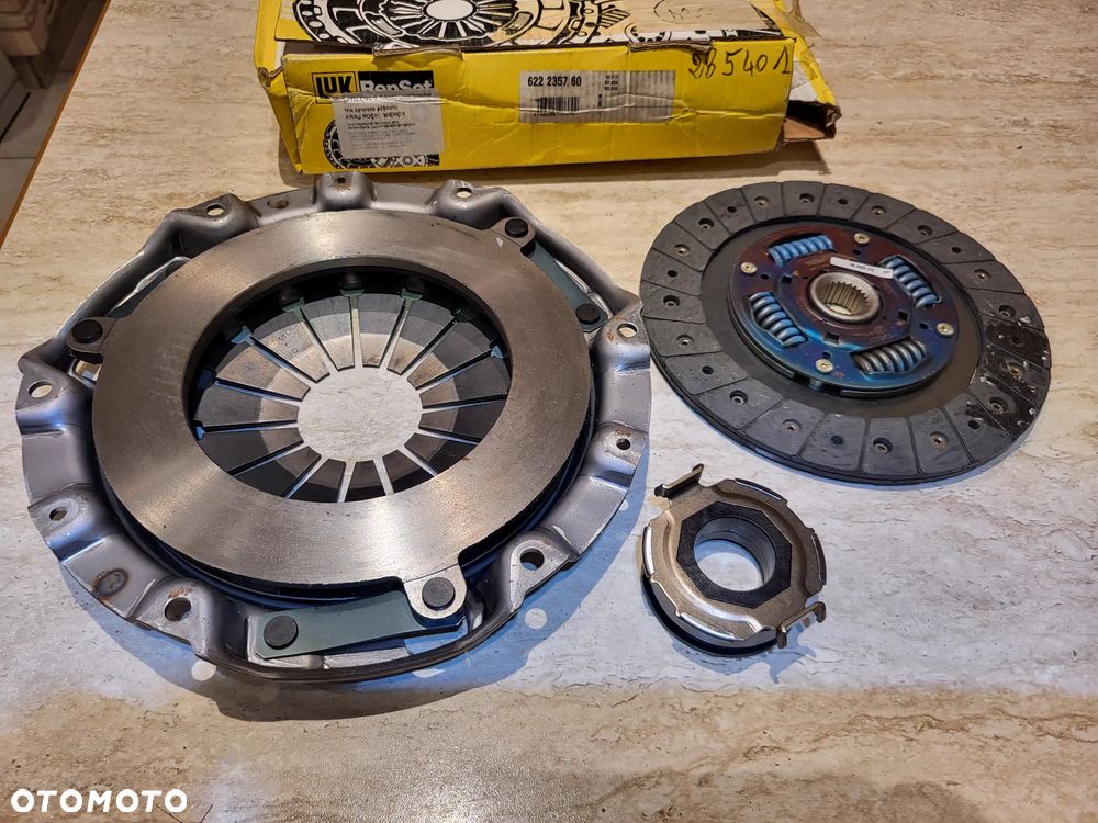 Zestaw sprzęgła z łożyskiem wyciskowym(215mm  SUBARU IMPREZA 1.6/1.8 08.92-12.00 - 2