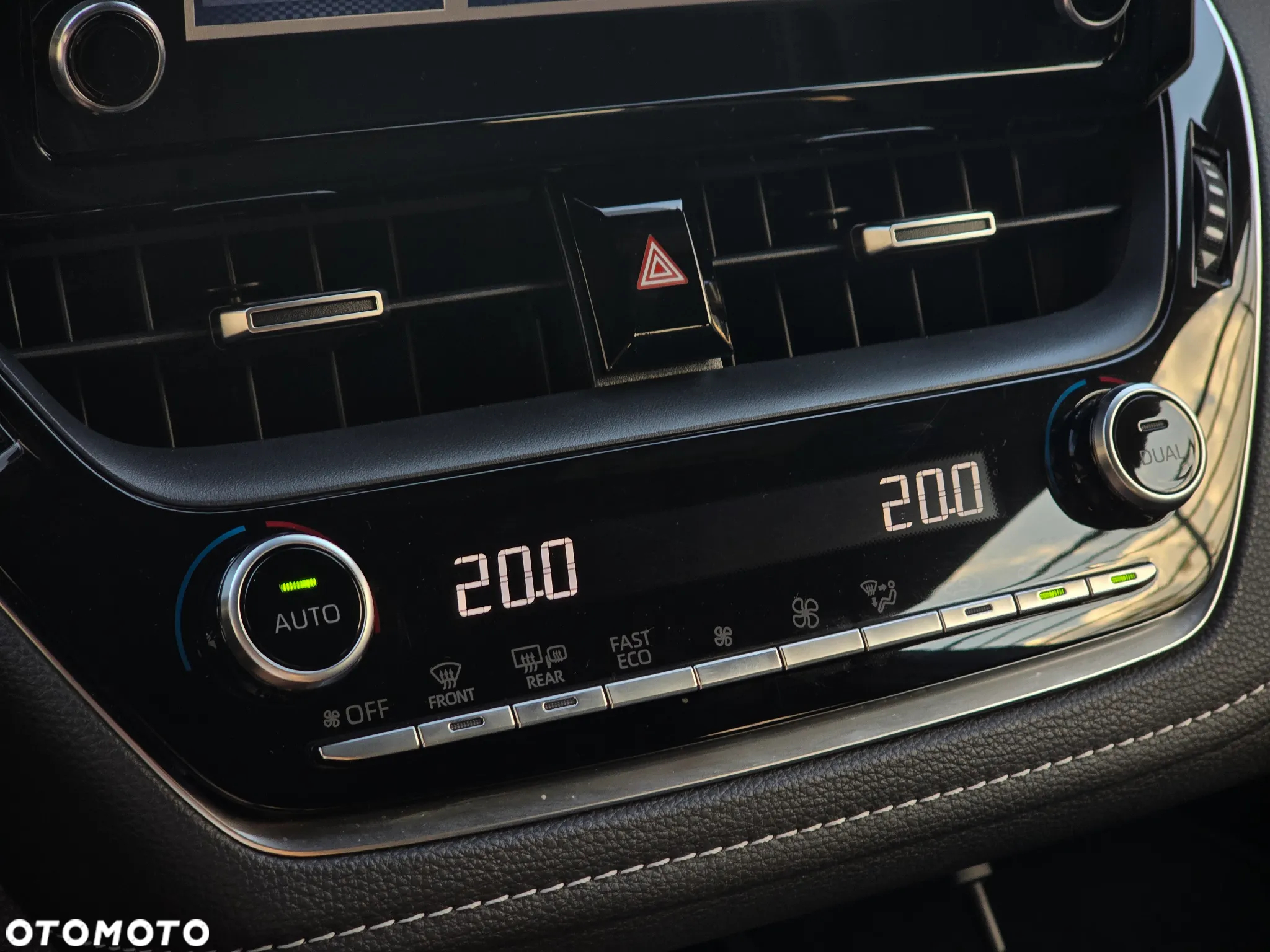 Toyota Corolla 1.8 Hybrid Executive - 29