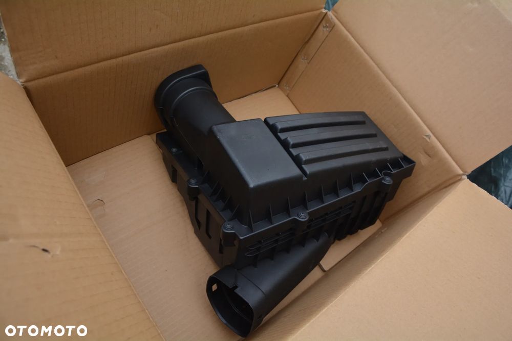 VW / Skoda / Seat / Audi Pokrywa obudowy filtra powietrza VAICO V10-4739 - 2