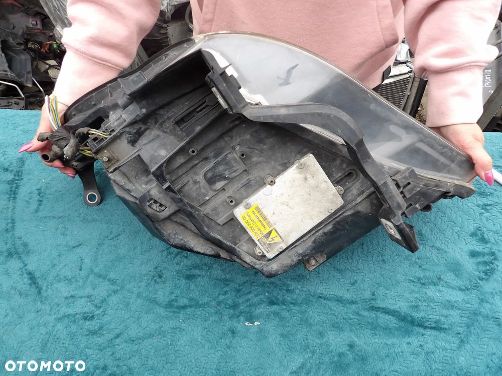 BMW - E60 - PRAWA LAMPA PRZEDNIA - PRZED LIFT - XENON - USZKODZONE SZKŁO - EUROPA - 6