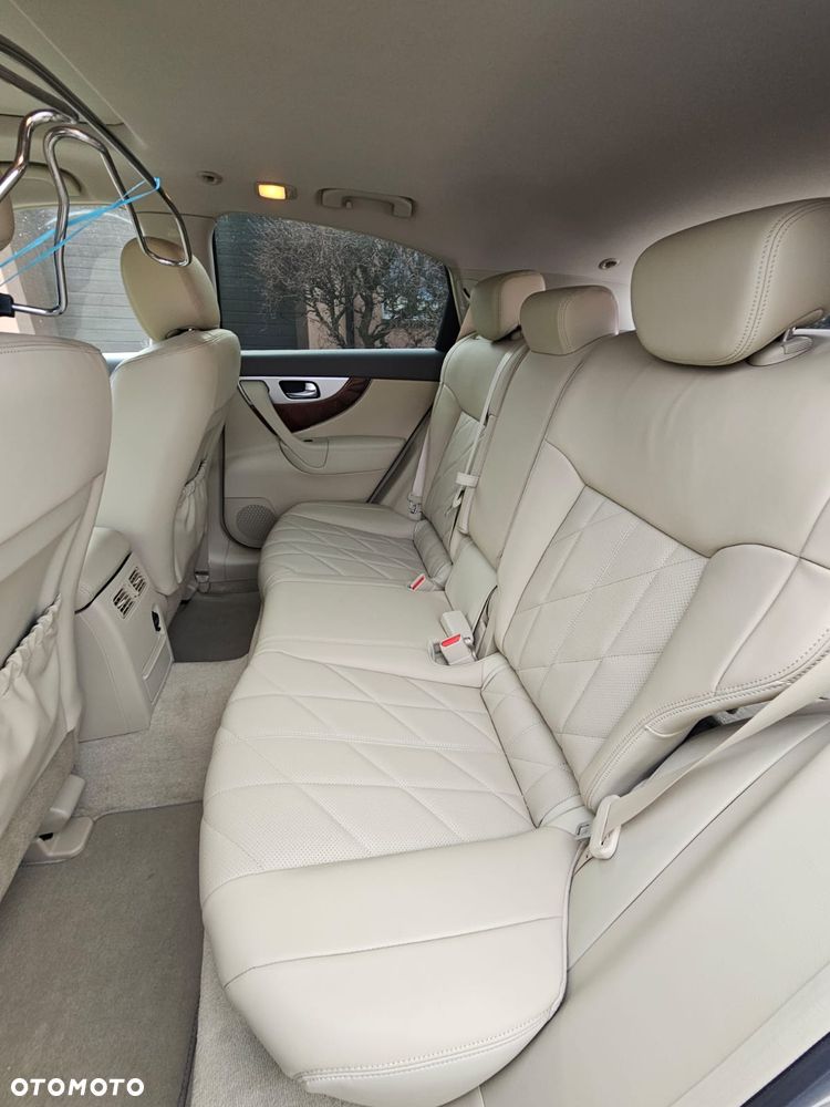 Infiniti QX70 3.7 S - 23
