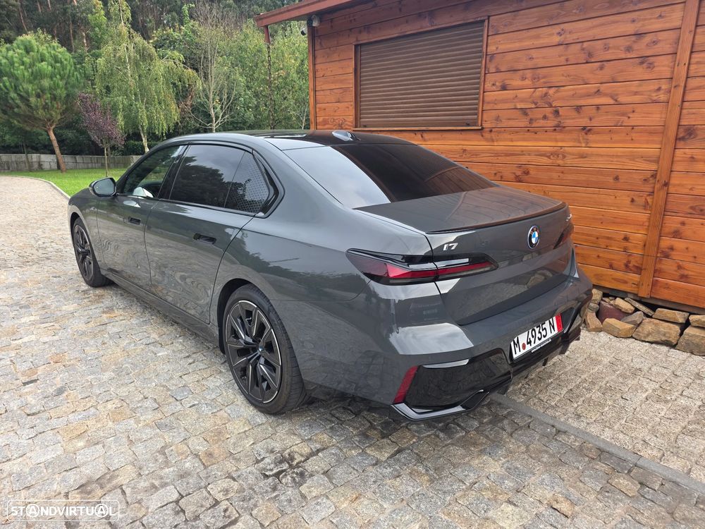 BMW i7 - 8
