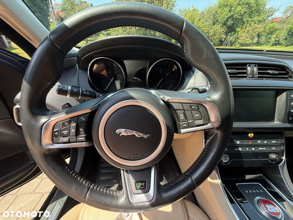 Jaguar XE 2.0 D Prestige - 11