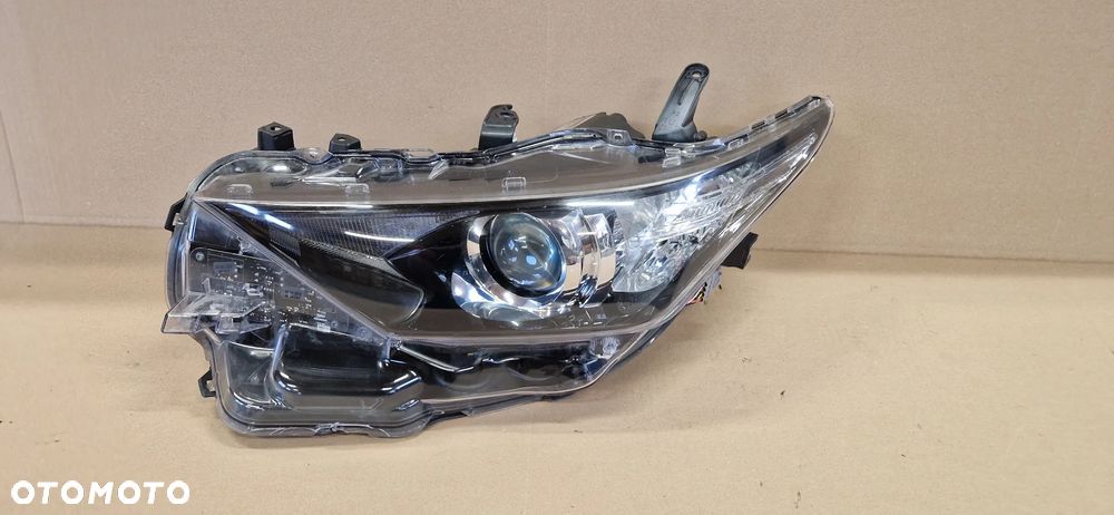 TOYOTA AURIS II LIFT REFLEKTOR LEWY 81150-02K30 ORYGINAŁ EUROPA LAMPA - 1