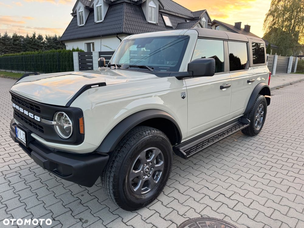 Ford Bronco - 1