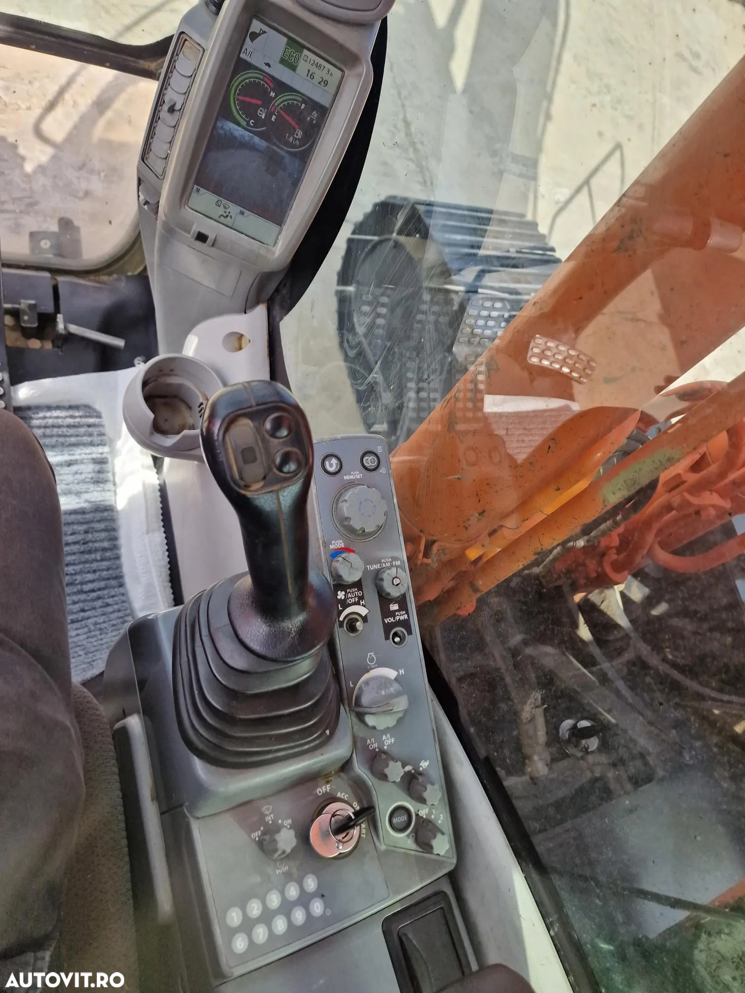 Hitachi ZX210, 23t, cupa 1,3mc NOUA, 12.487h-46900 Eur+Tva, camera spate, instalatia picon, 3 pompe hidraulice HITACHI, protectie acoperis cabina, AC, produs in JAPONIA, posibilitate leasing 46.900 EUR+Tva - 4