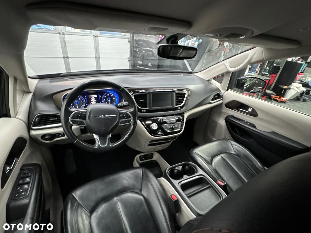 Chrysler Pacifica - 30