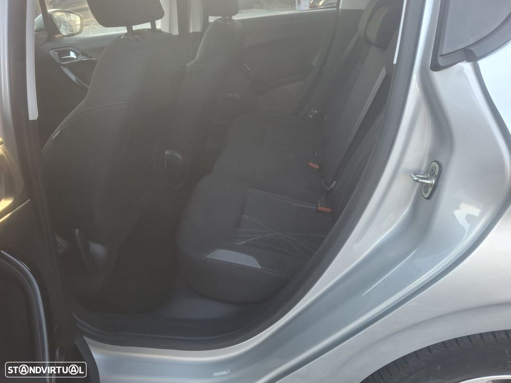 Peugeot 208 - 8