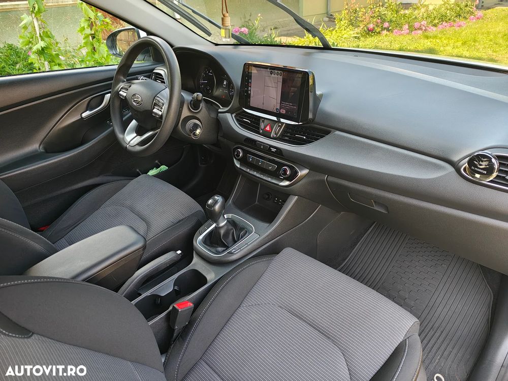 Hyundai i30 1.4 100CP 5DR M/T Comfort - 16