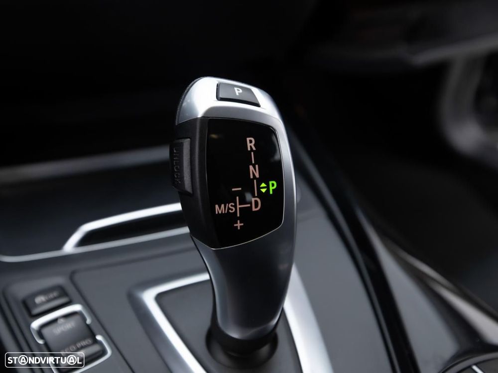BMW 116 d Line Sport Auto — fotografia 17
