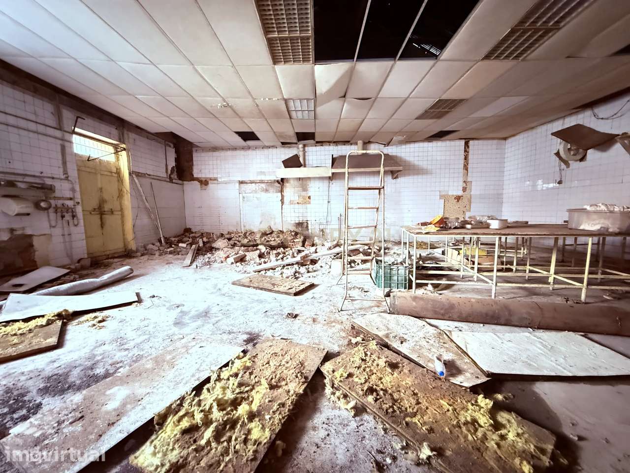 OPORTUNIDADE DE INVESTIMENTO - Edifício térreo 323m2 para recuperação - Grande imagem: 5/25