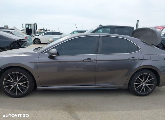 Toyota Camry 2.5 HEV Luxury - 13