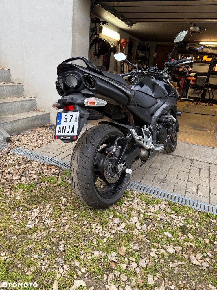 Suzuki GSR - 4