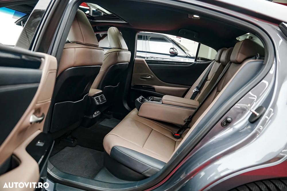 Lexus Seria ES 300h 2.5 TNGA HV 25H- 4X2 CVT Luxury - 6