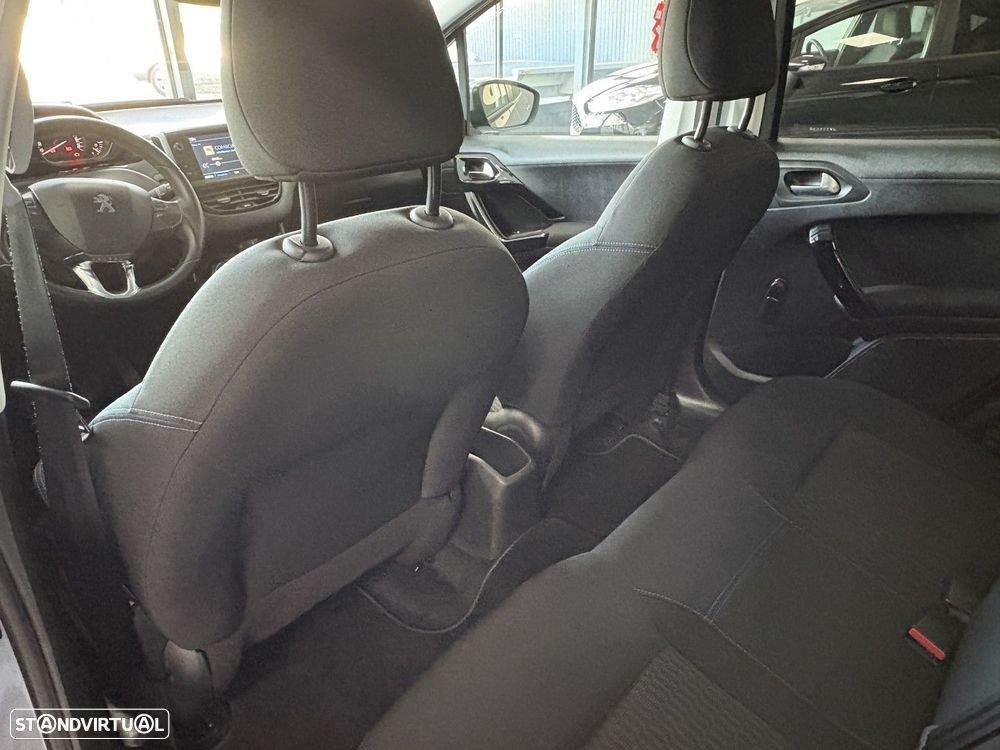 Peugeot 208 1.2 PureTech Signature - 19