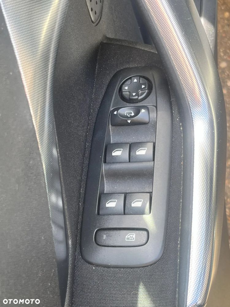 Peugeot 2008 1.2 Pure Tech Allure S&S - 12