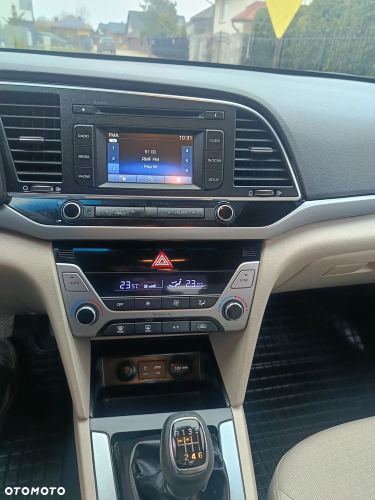 Hyundai Elantra - 12