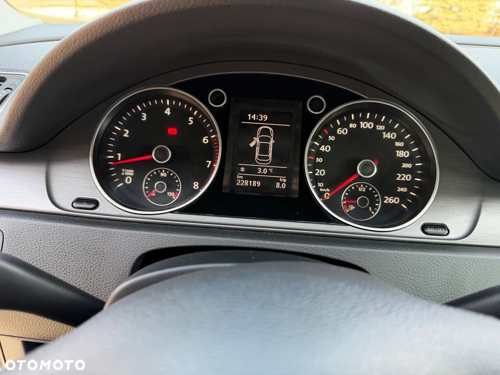 Volkswagen Passat - 12