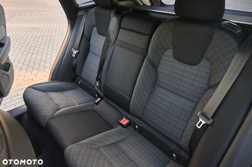 Volvo XC 60 B4 D AWD Momentum Pro - 23