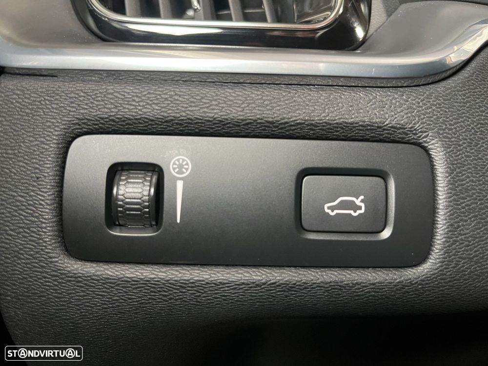 Volvo XC 60 2.0 B4 R-Design Geartronic - 21