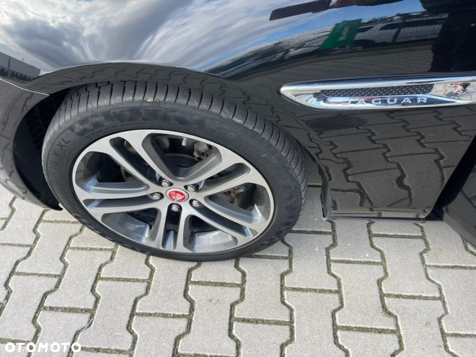 Jaguar XE 2.0 D AWD Prestige - 32