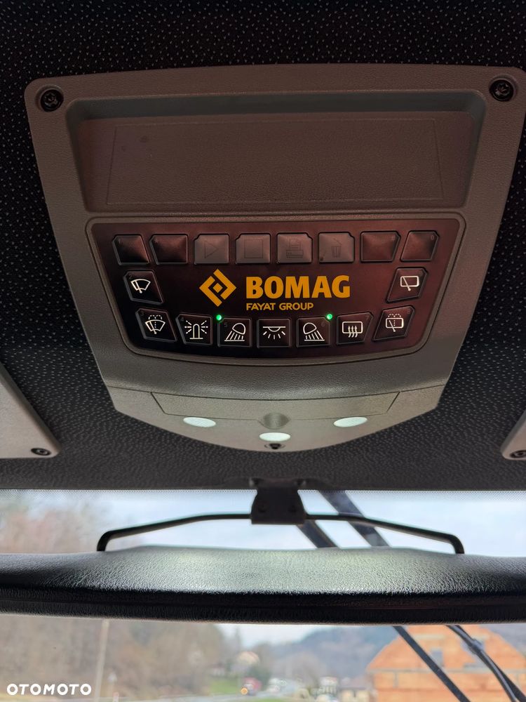 Bomag BW213 D-5 Walec Drogowy Terenowy 15 ton. Import Norwegia 2020 rok. 1050 Mtg. silnik DEUTZ 4cyl. 140 km. Maszyna nie różni się od Nowej z salonu! Klima wentylacja. Serwisy w Dekra AKTUALNE. Zero zniszczeń IGŁA !! Gotowa do długiej pracy. Po dużych serwisach eksploatacyjnych w Norwegii. Walec z Upadłości od pierwszego właściciela. Jego historia od nowosci to jedna robota na stadionie miejskim! Jedyna taka okazja! - 32