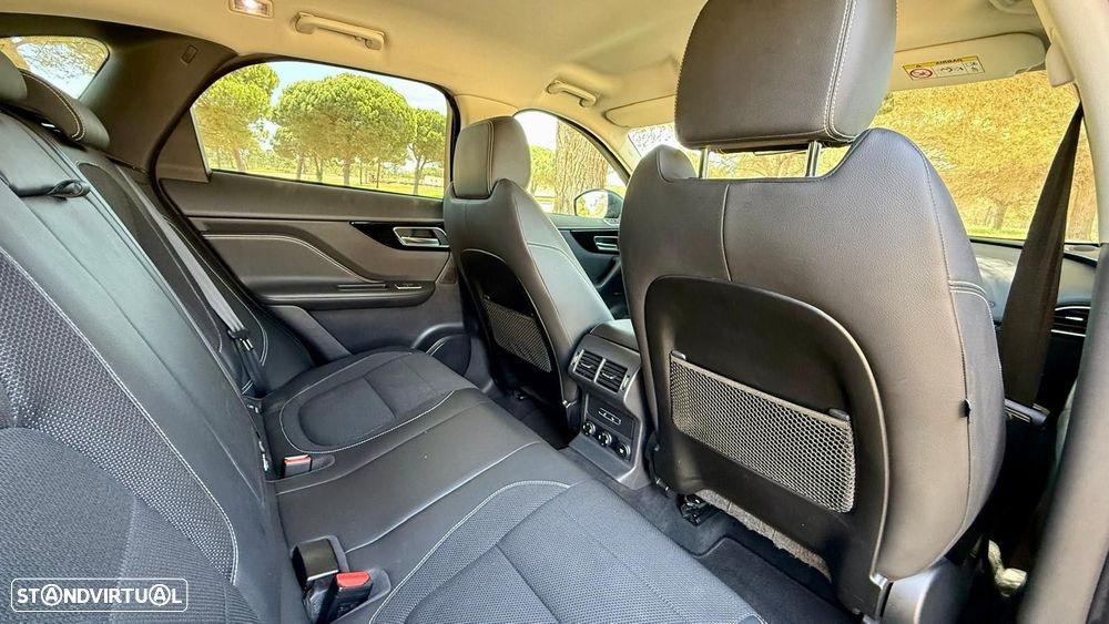 Jaguar F-Pace 25d AWD Aut. R-Sport - 54