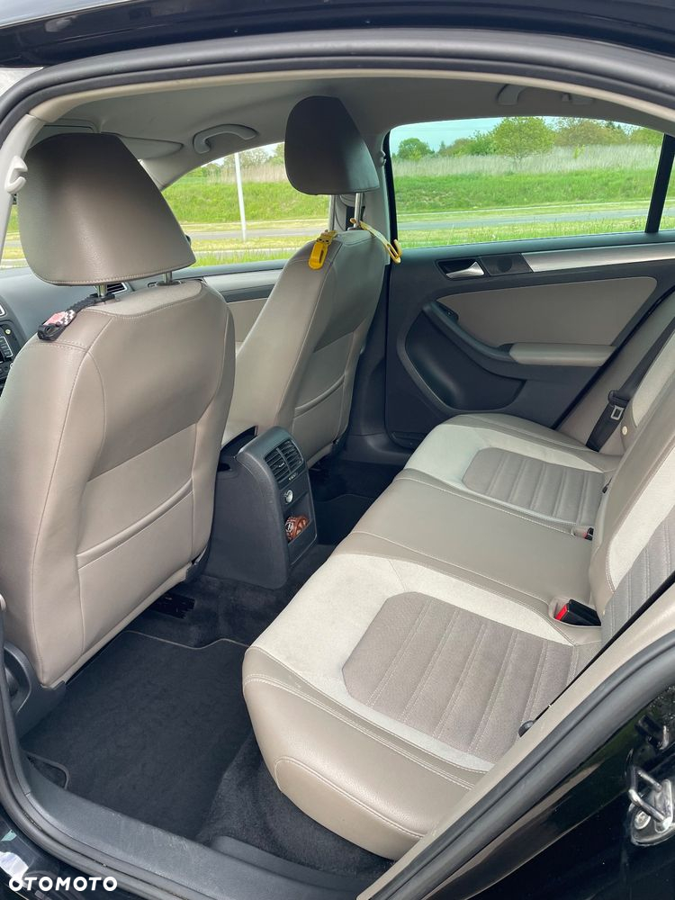 Volkswagen Jetta 2.0 TDI Highline - 10