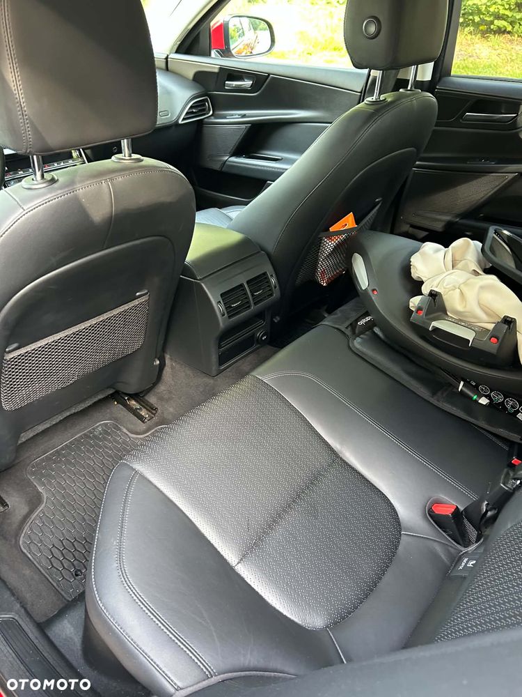 Jaguar XE 2.0 T Portfolio - 10