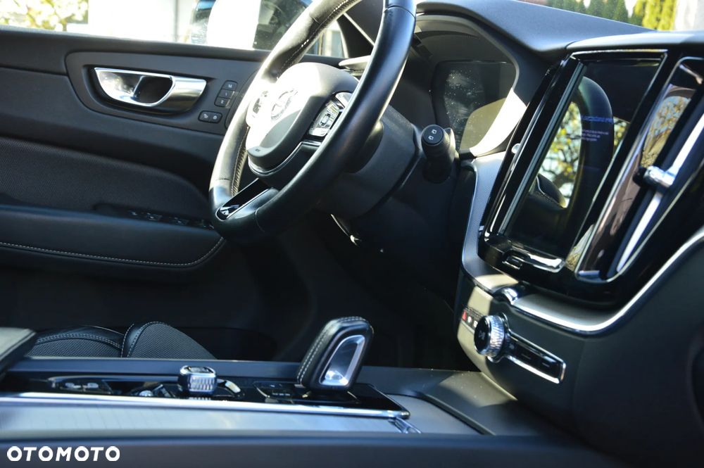 Volvo XC 60 B4 D AWD Ultimate Dark - 19