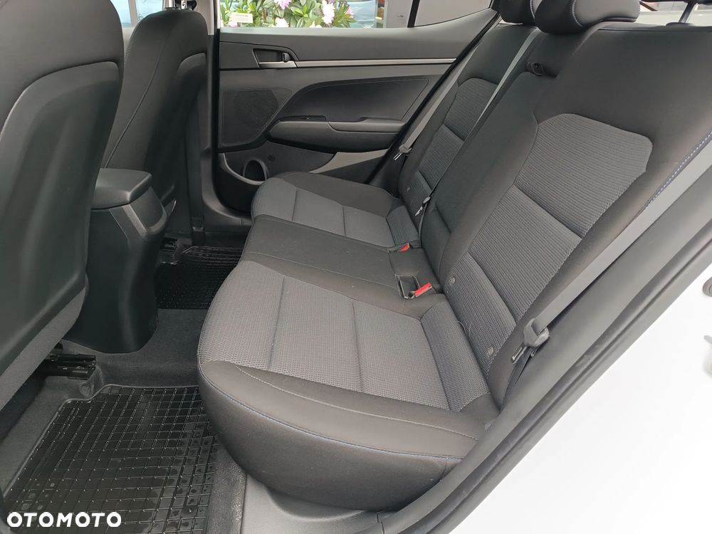Hyundai Elantra - 12