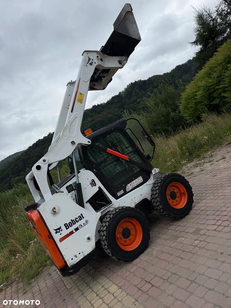 Bobcat S530. Ładowarka 4x4 wózek terenowy. Łyżka. Pełne sterowanie z dżojstika jazda i praca. Aktualne serwisy DEKRA 2026r. Silnik Kubota 4cyl 55km. Maszyna Jak Nowa z Salonu! Pochodzi z Norweskiego Gospodarstwa! 2020 rok 1724 mtg! Zero luzów i wycieków. Bardzo mocna i wydajna maszyna o małych gabarytach! Idealna do stajni oraz Budownictwa. OKAZJA TANIO 3 wyjścia Hydrauliczne pod urządzenia!! Wszystkie opony jak nowe .Kabina ogrzewana pełne szkło + drzwi. Po serwisach. Potężna moc. OKAZJA - 22