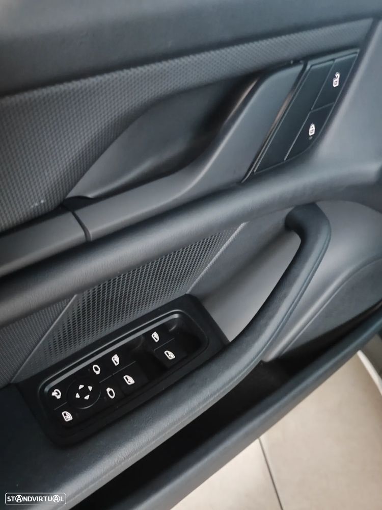 Porsche Taycan Cross Turismo 4 - 26