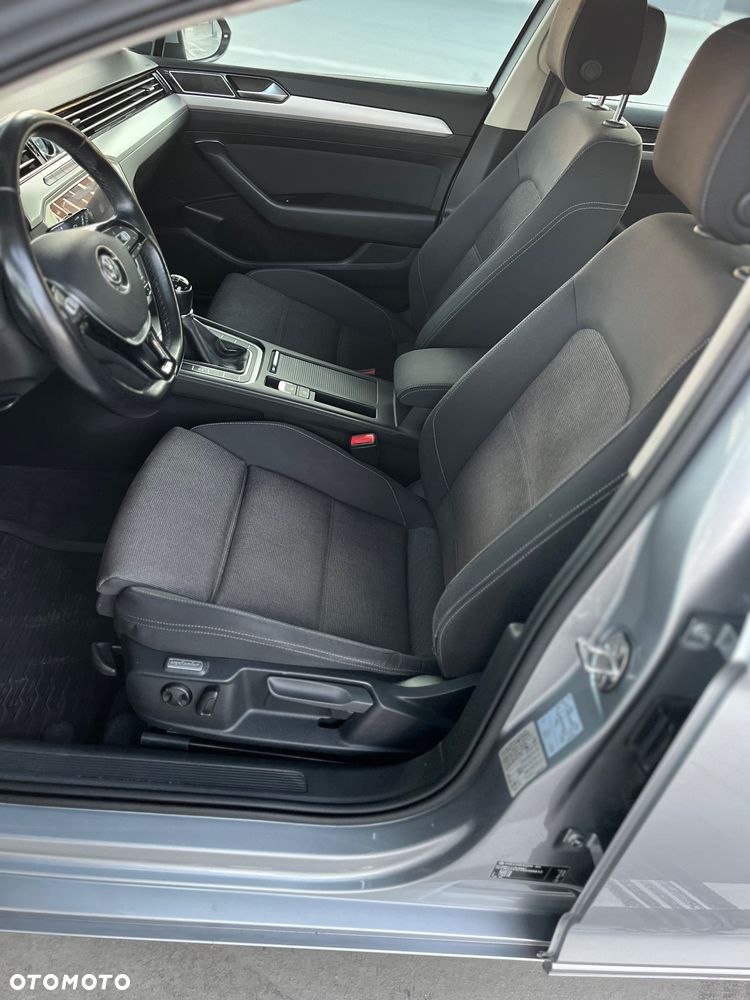 Volkswagen Passat 2.0 TDI SCR Comfortline - 22