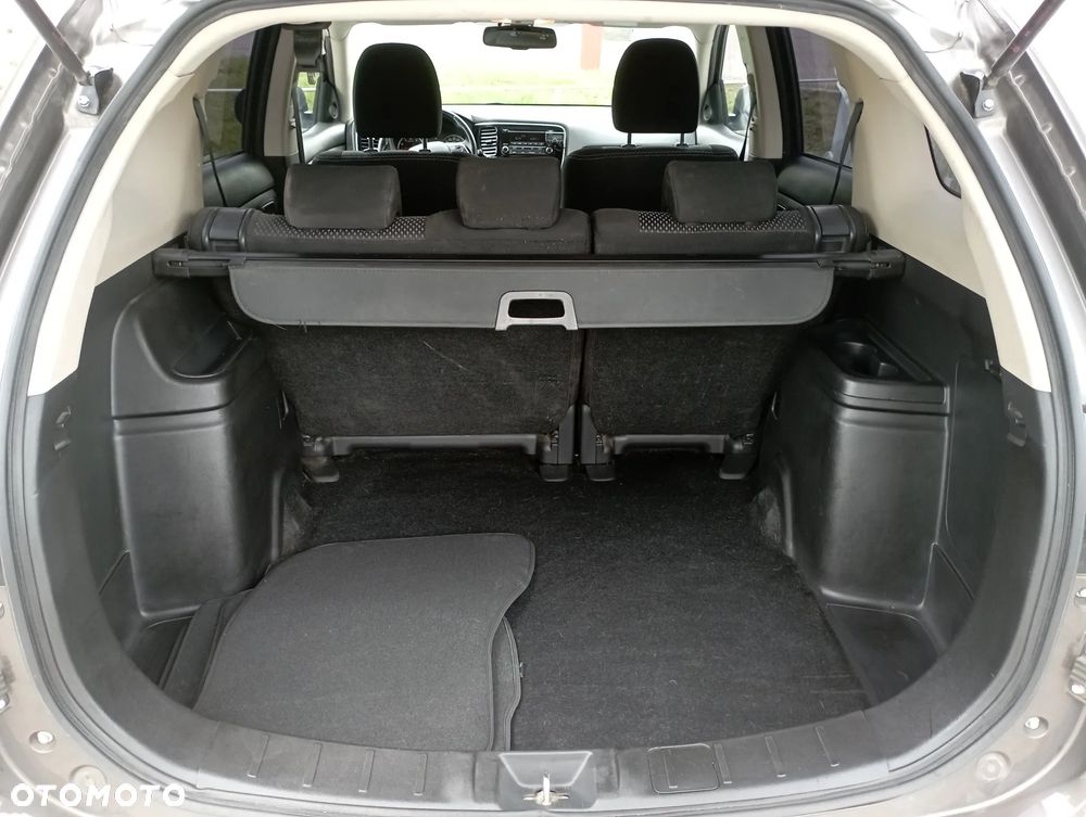 Mitsubishi Outlander 2.0 Invite + 2WD - 14