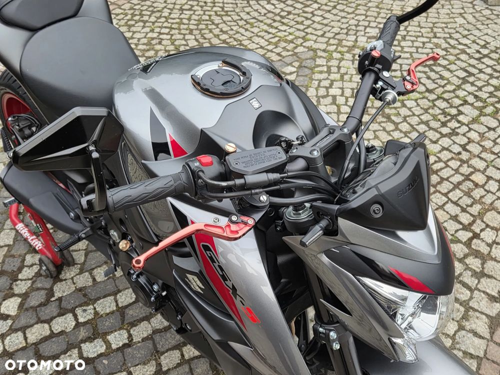 Suzuki GSX - 23