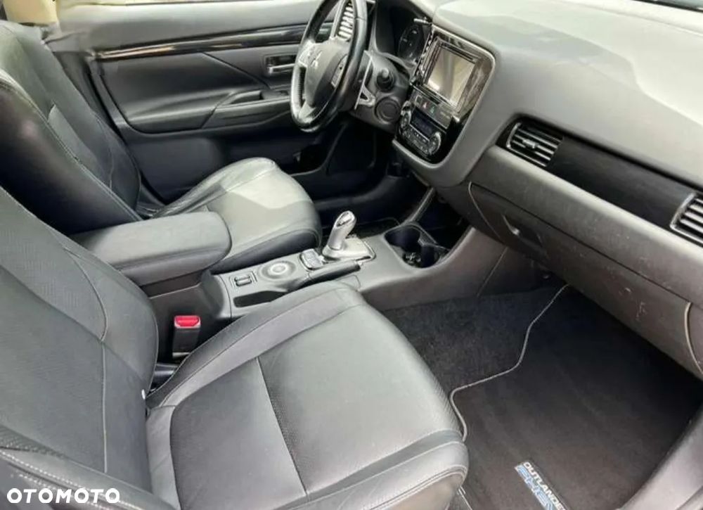 Mitsubishi Outlander 2.0 4WD Top - 10