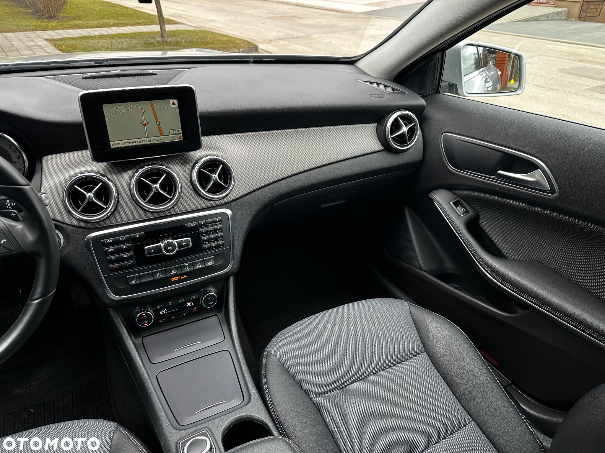 Mercedes-Benz GLA 180 7G-DCT - 21
