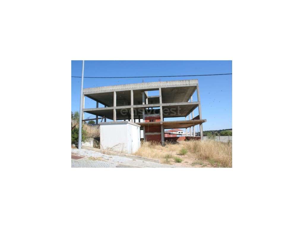 Lote urbano com construção iniciada em Alvito - Grande imagem: 5/13