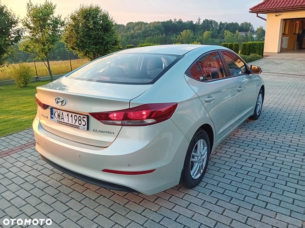 Hyundai Elantra 1.6 Style - 13